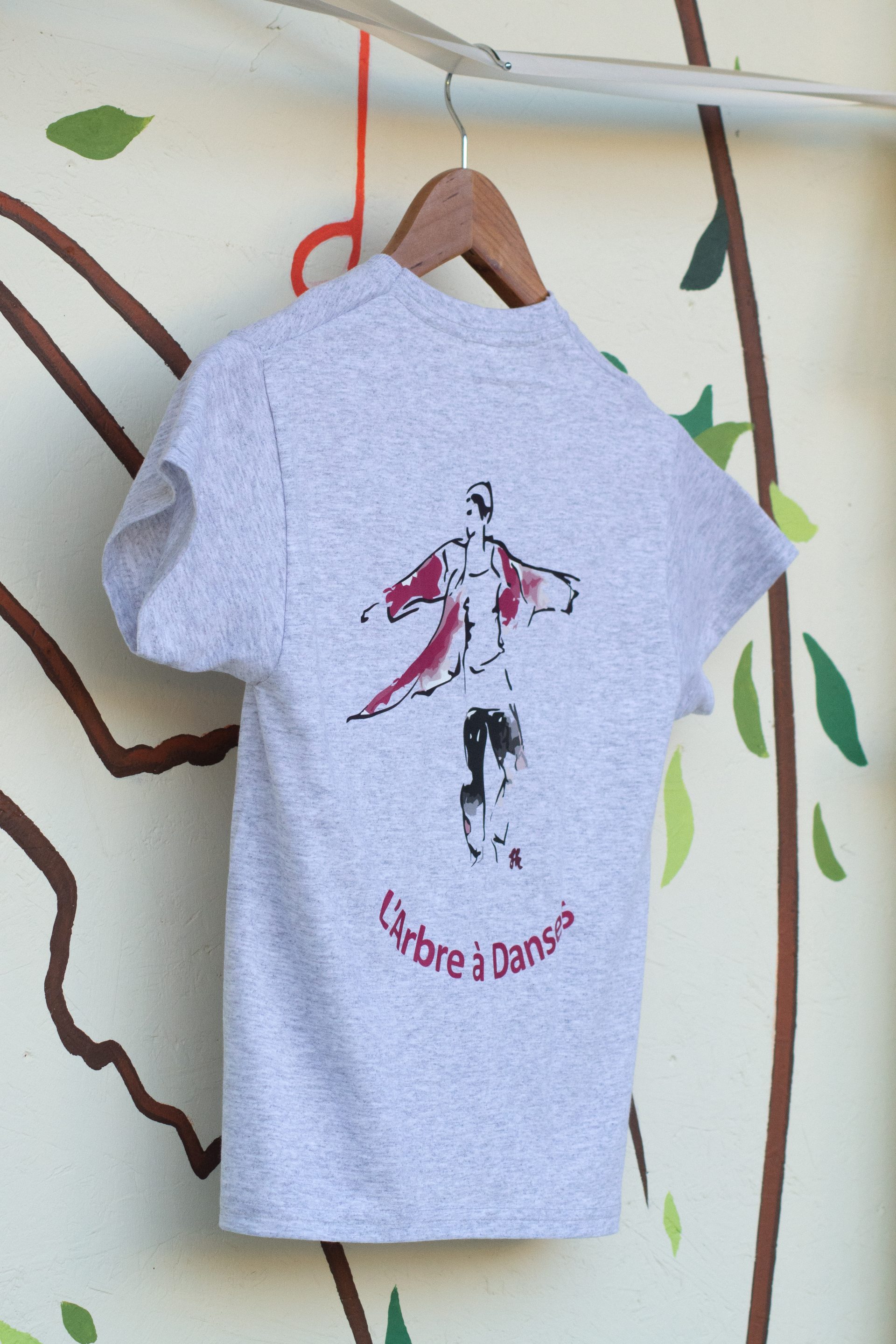 tshirt gris suspendu avec le logo de l'arber à danses