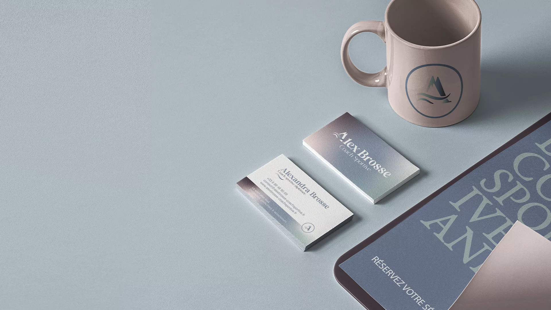 Carte de visite d'Alex Brosse coach sportive, feuilles et un mug